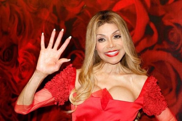 La Toya Jackson在红色礼服中微笑，向摄像机挥手，参加马略卡的雷姆斯生活之夜