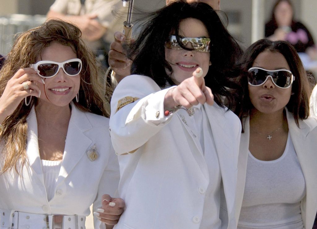 Michael Jackson与他的姐妹LaToya Jackson和Janet Jackson并排向粉丝挥手,全身穿着白色